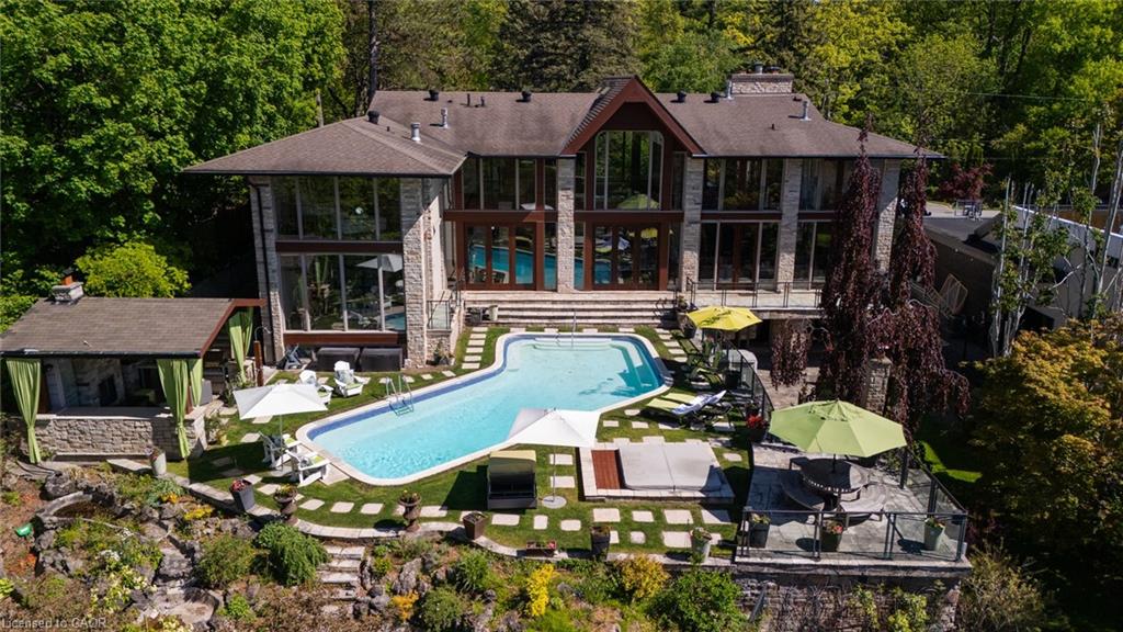 1510 Pinetree Crescent