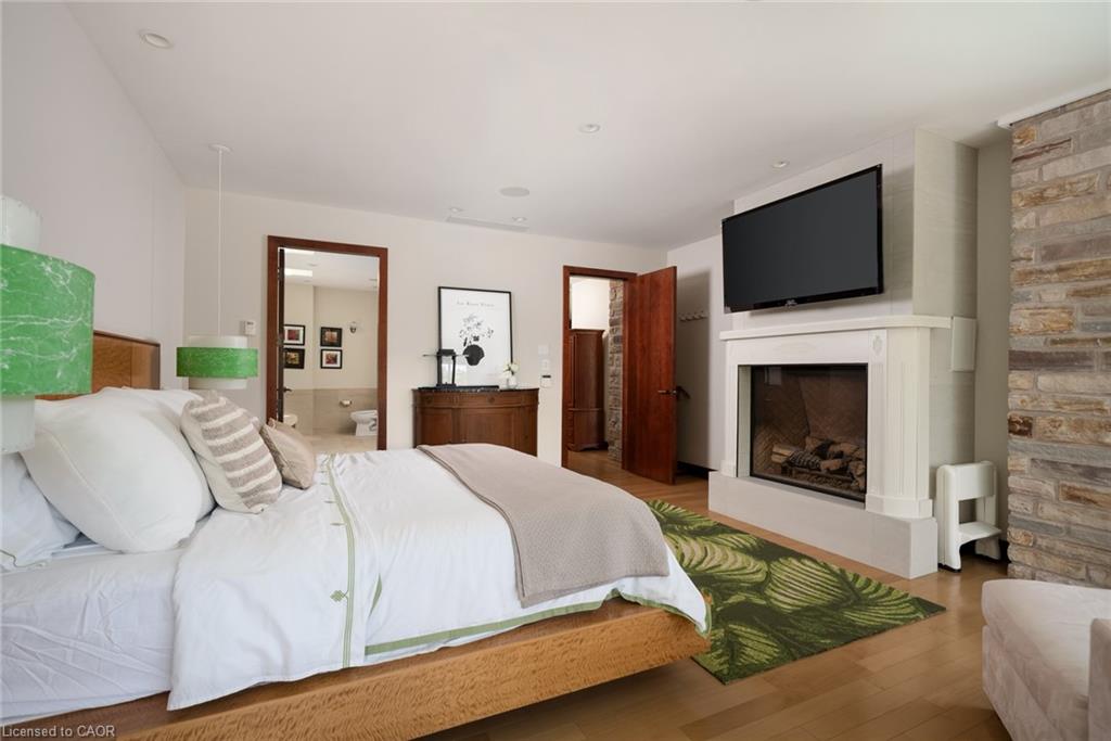 1510 Pinetree Crescent