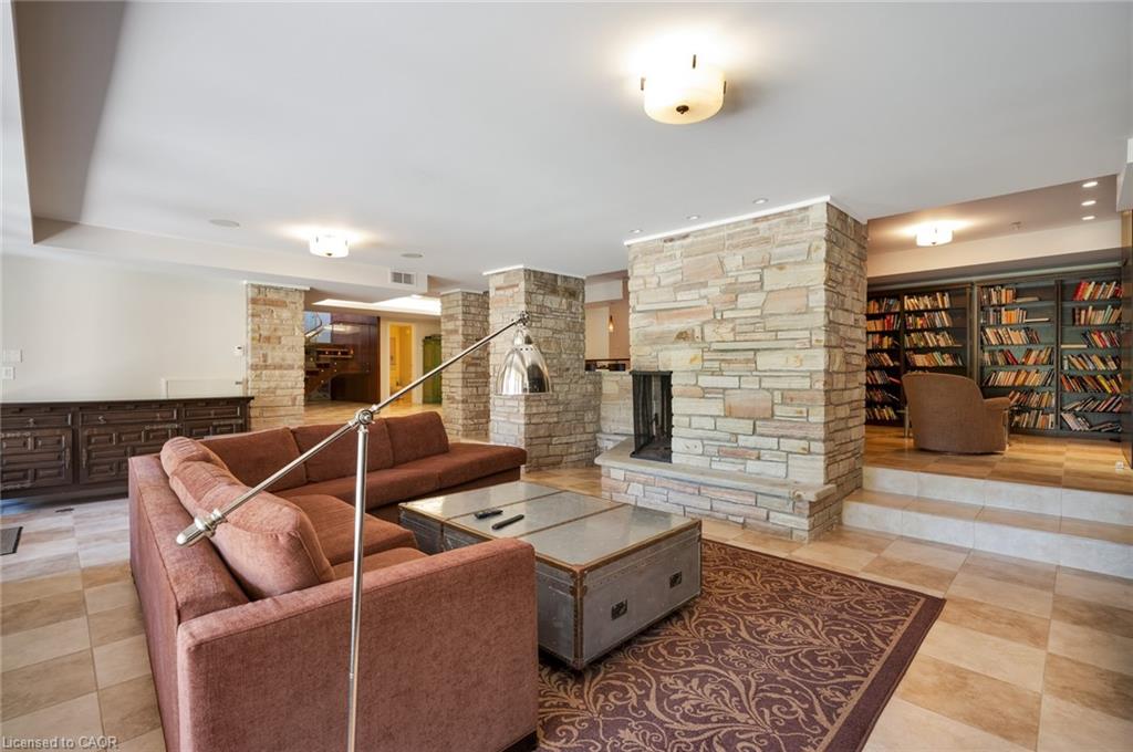 1510 Pinetree Crescent
