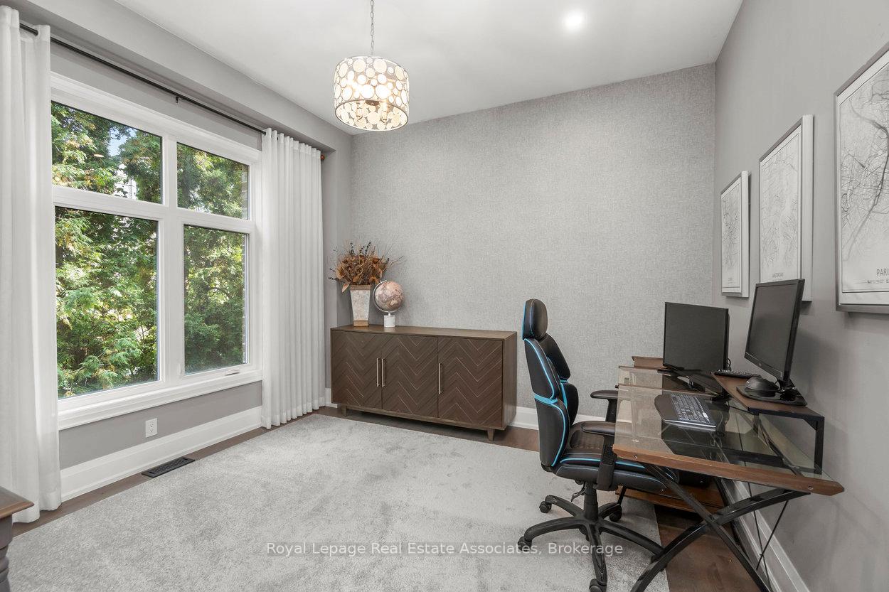 1285 Mineola Gardens