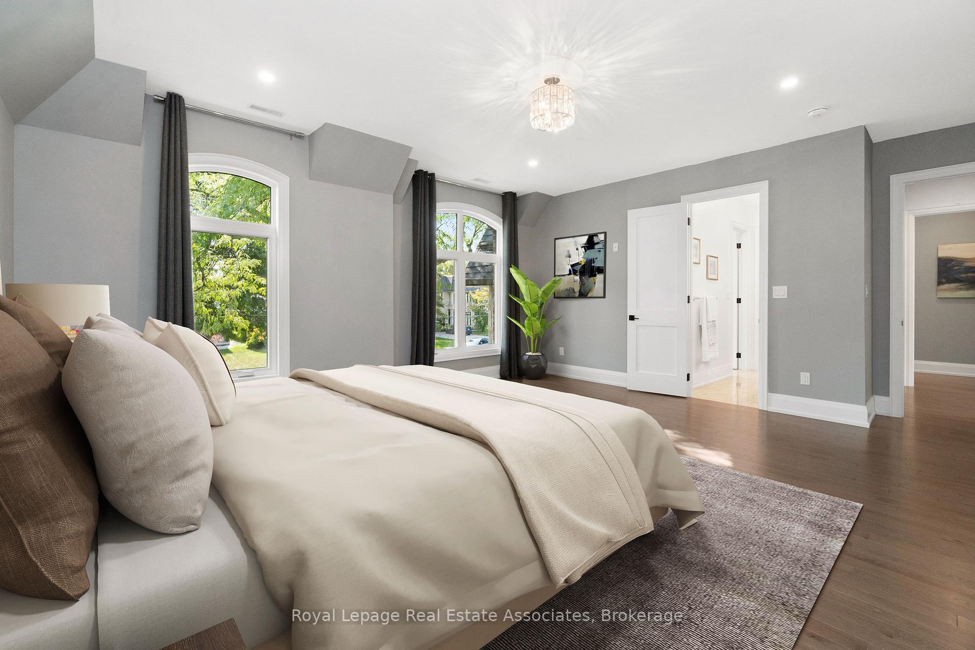 1285 Mineola Gardens