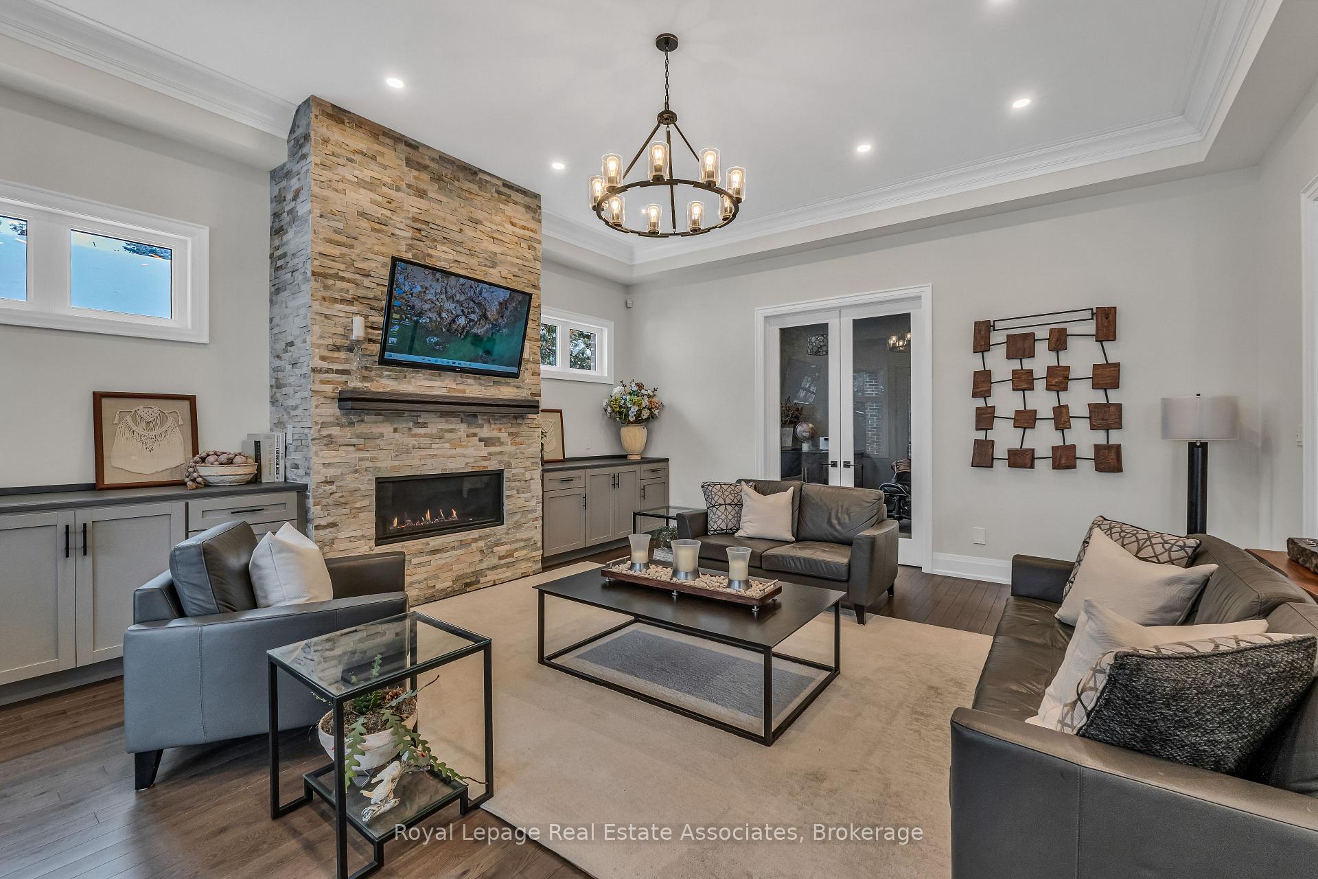 1285 Mineola Gardens