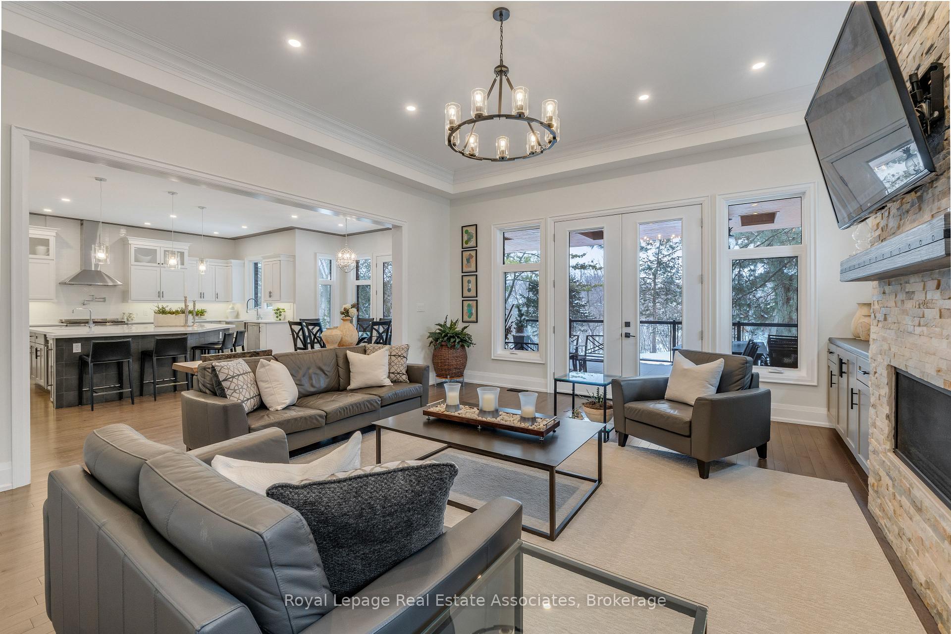 1285 Mineola Gardens