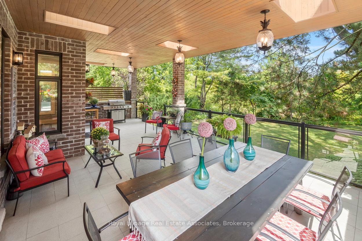 1285 Mineola Gardens