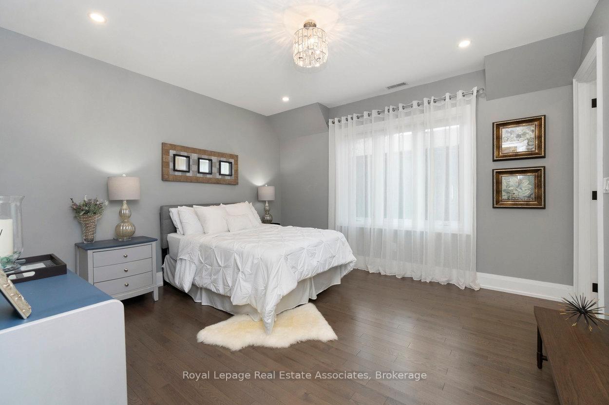 1285 Mineola Gardens