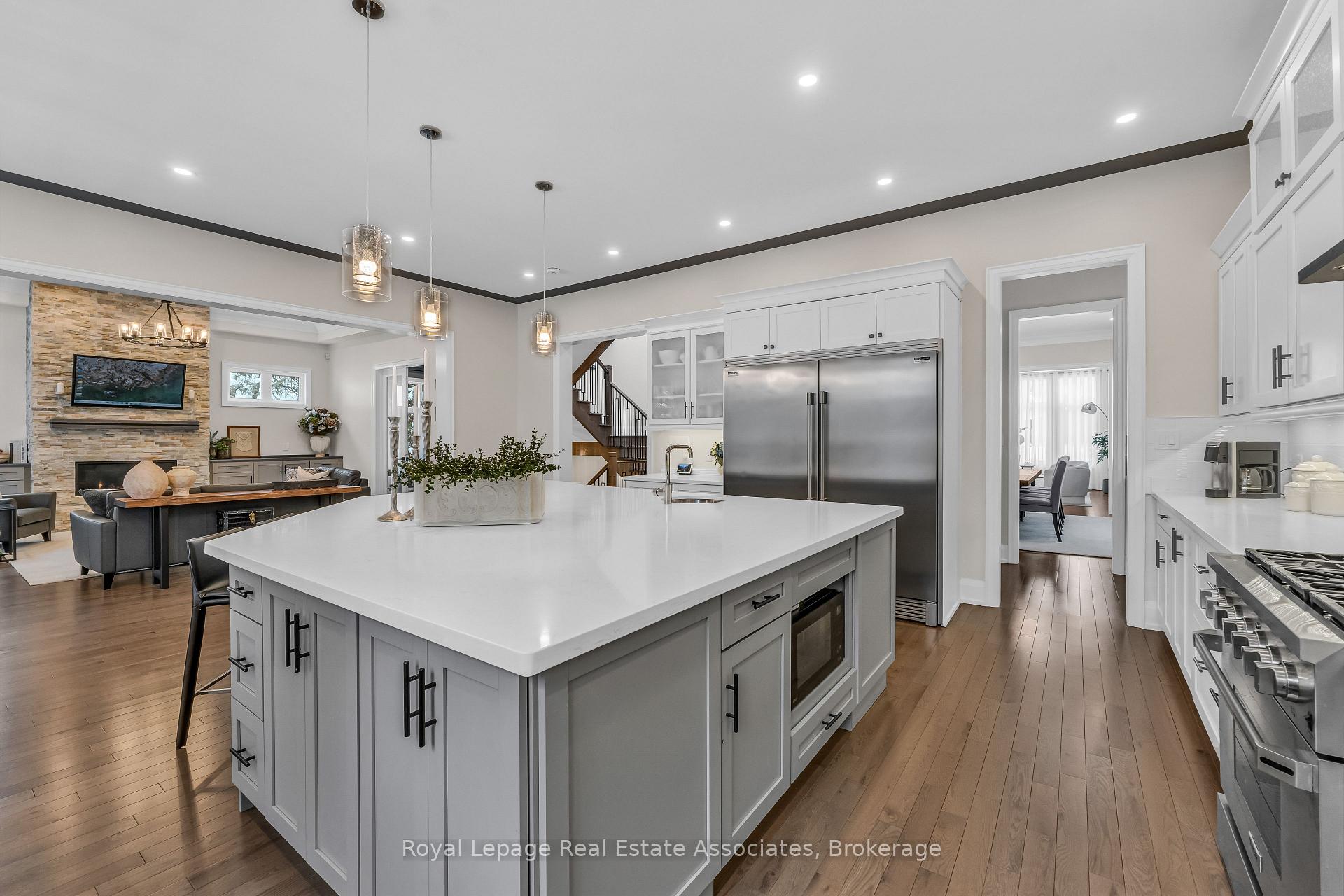 1285 Mineola Gardens