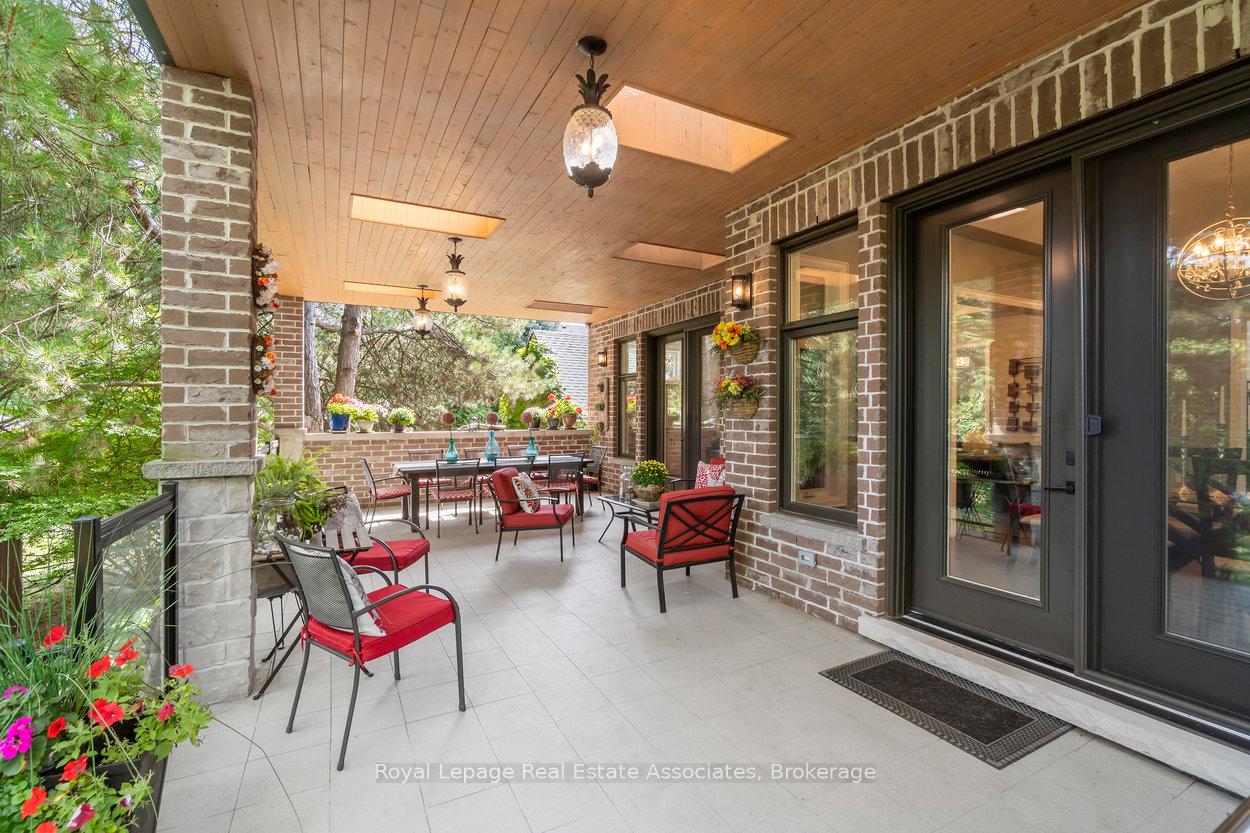 1285 Mineola Gardens