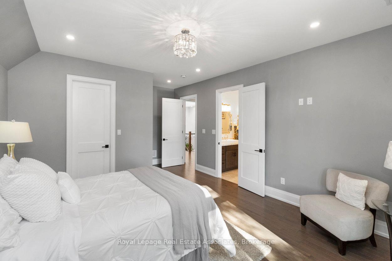 1285 Mineola Gardens