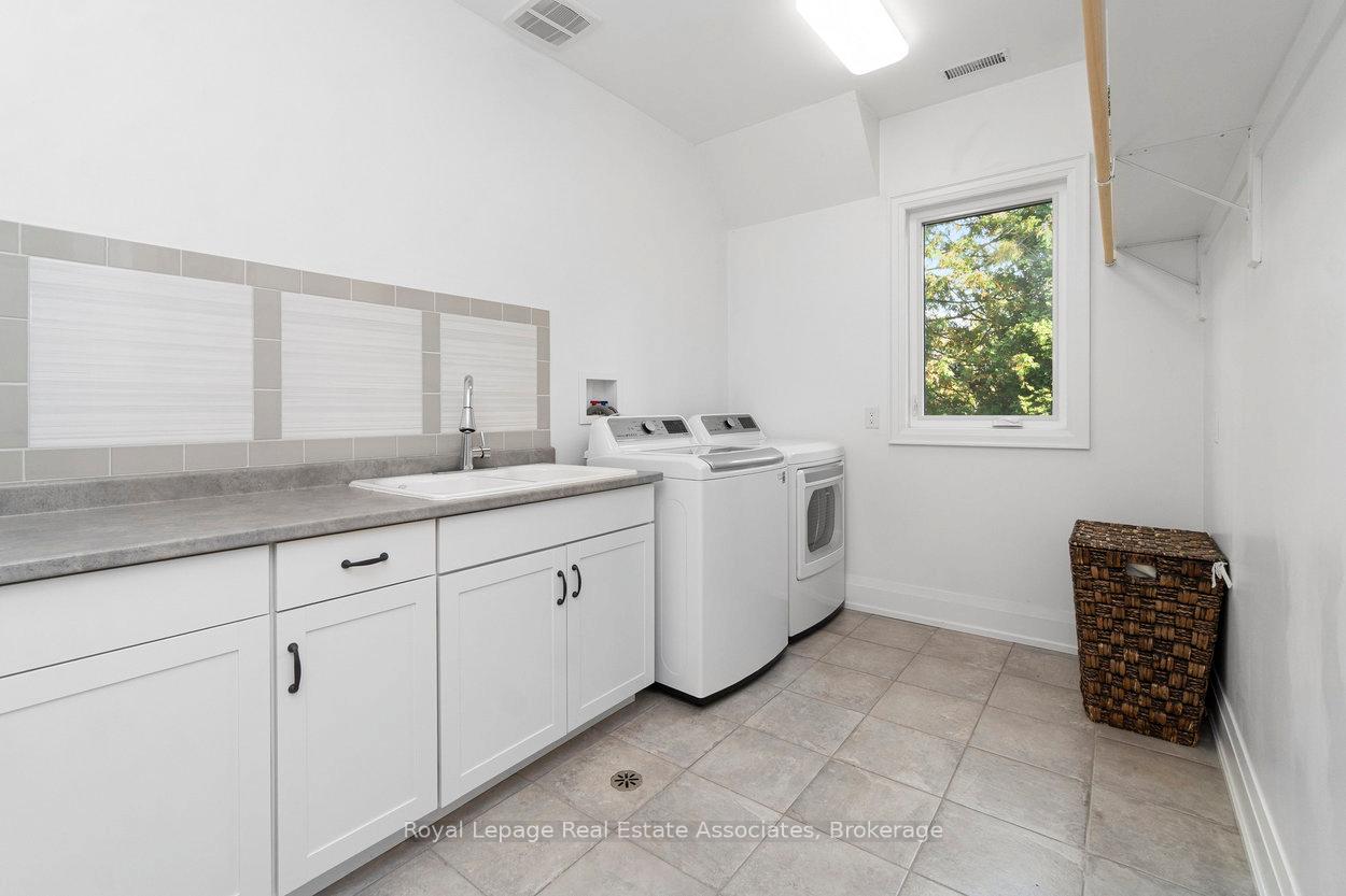 1285 Mineola Gardens