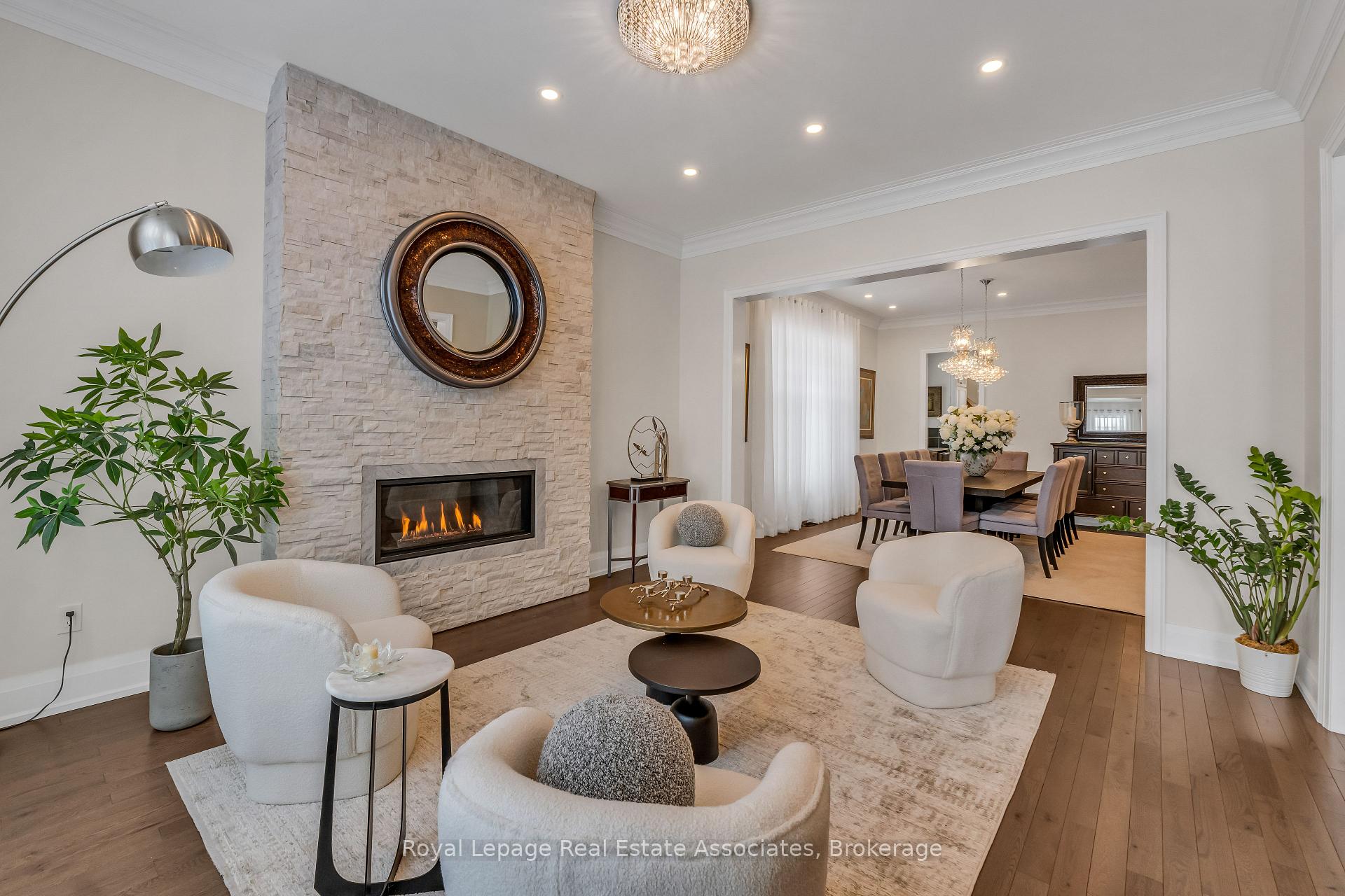 1285 Mineola Gardens