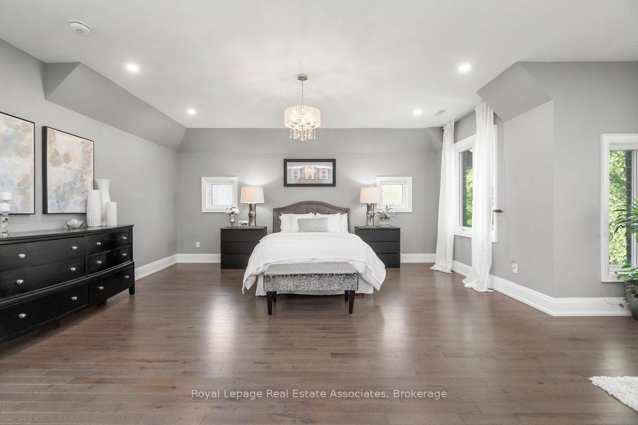 1285 Mineola Gardens