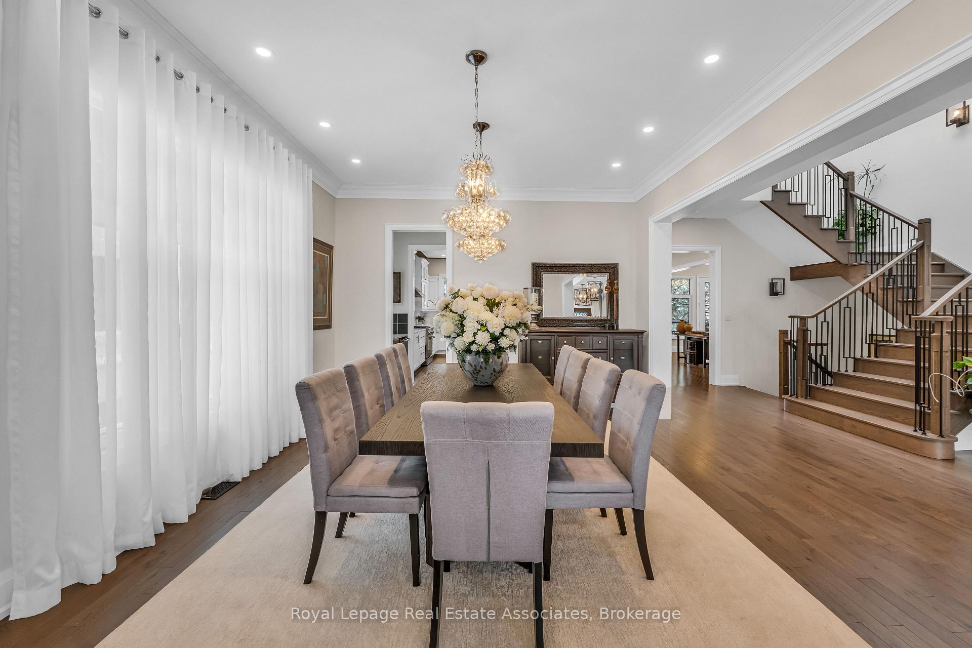 1285 Mineola Gardens