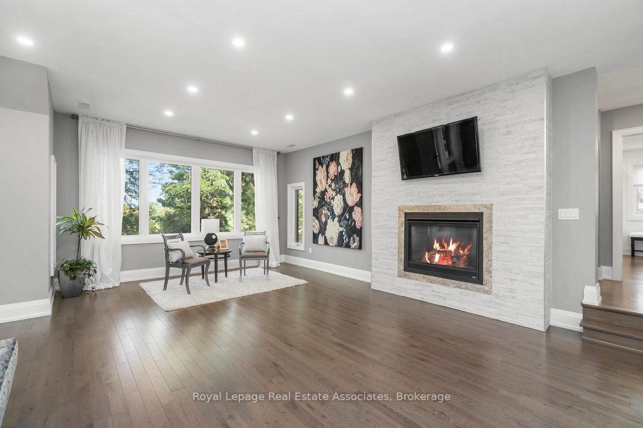 1285 Mineola Gardens