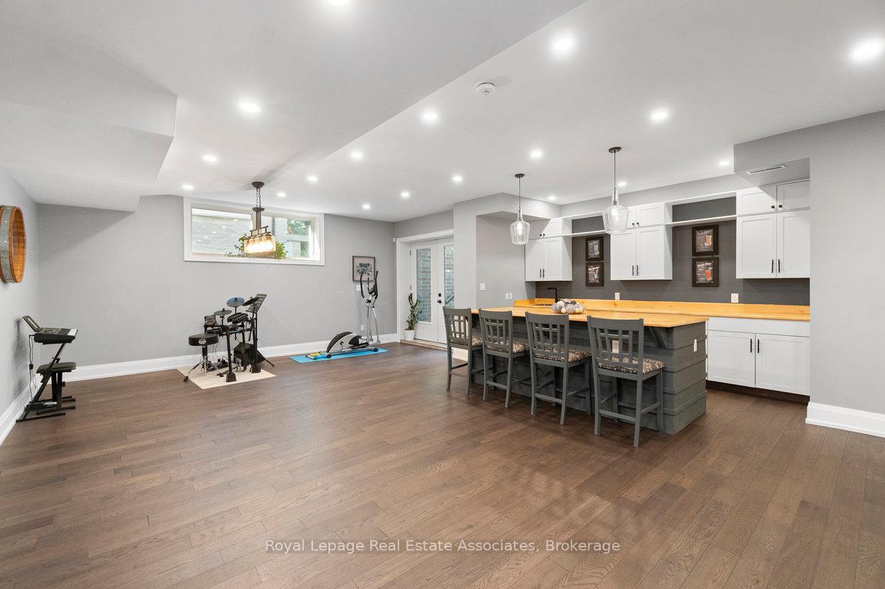 1285 Mineola Gardens