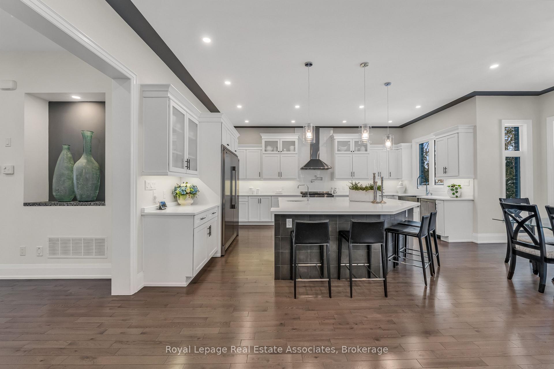 1285 Mineola Gardens