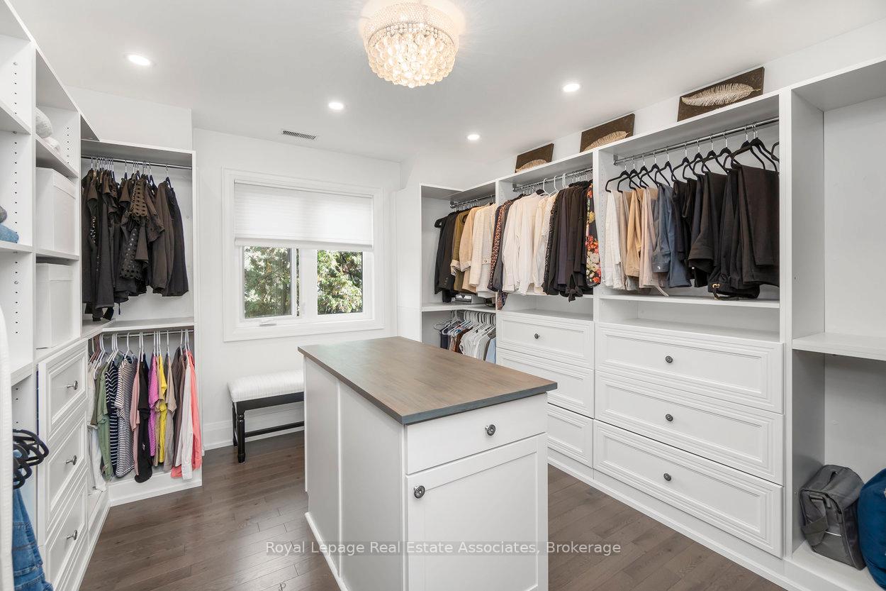 1285 Mineola Gardens