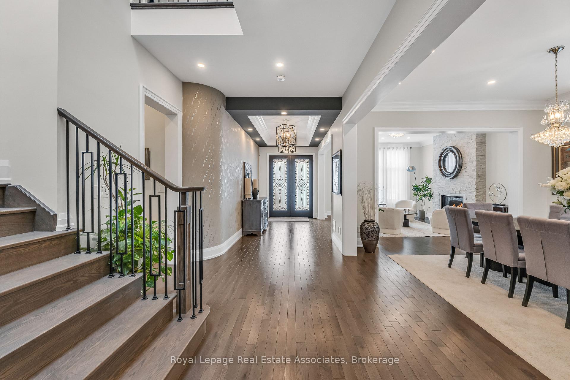 1285 Mineola Gardens