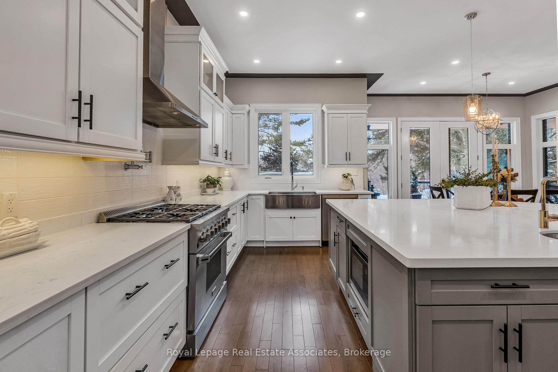 1285 Mineola Gardens