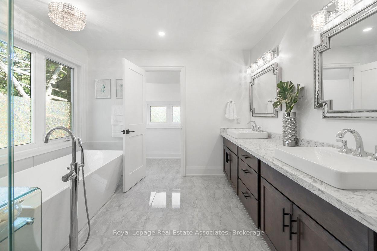 1285 Mineola Gardens