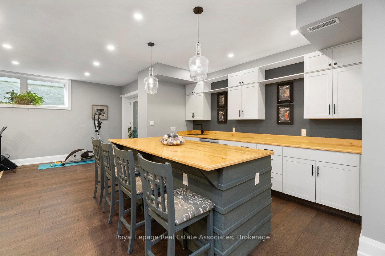 1285 Mineola Gardens