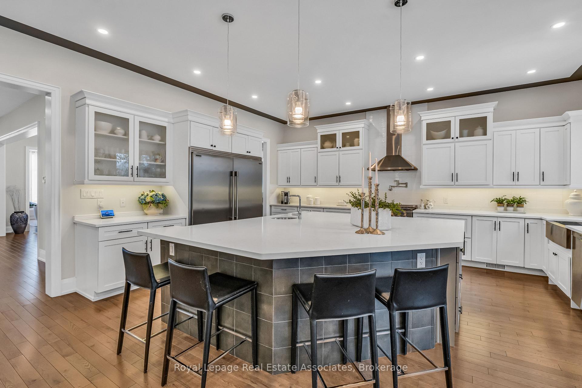 1285 Mineola Gardens