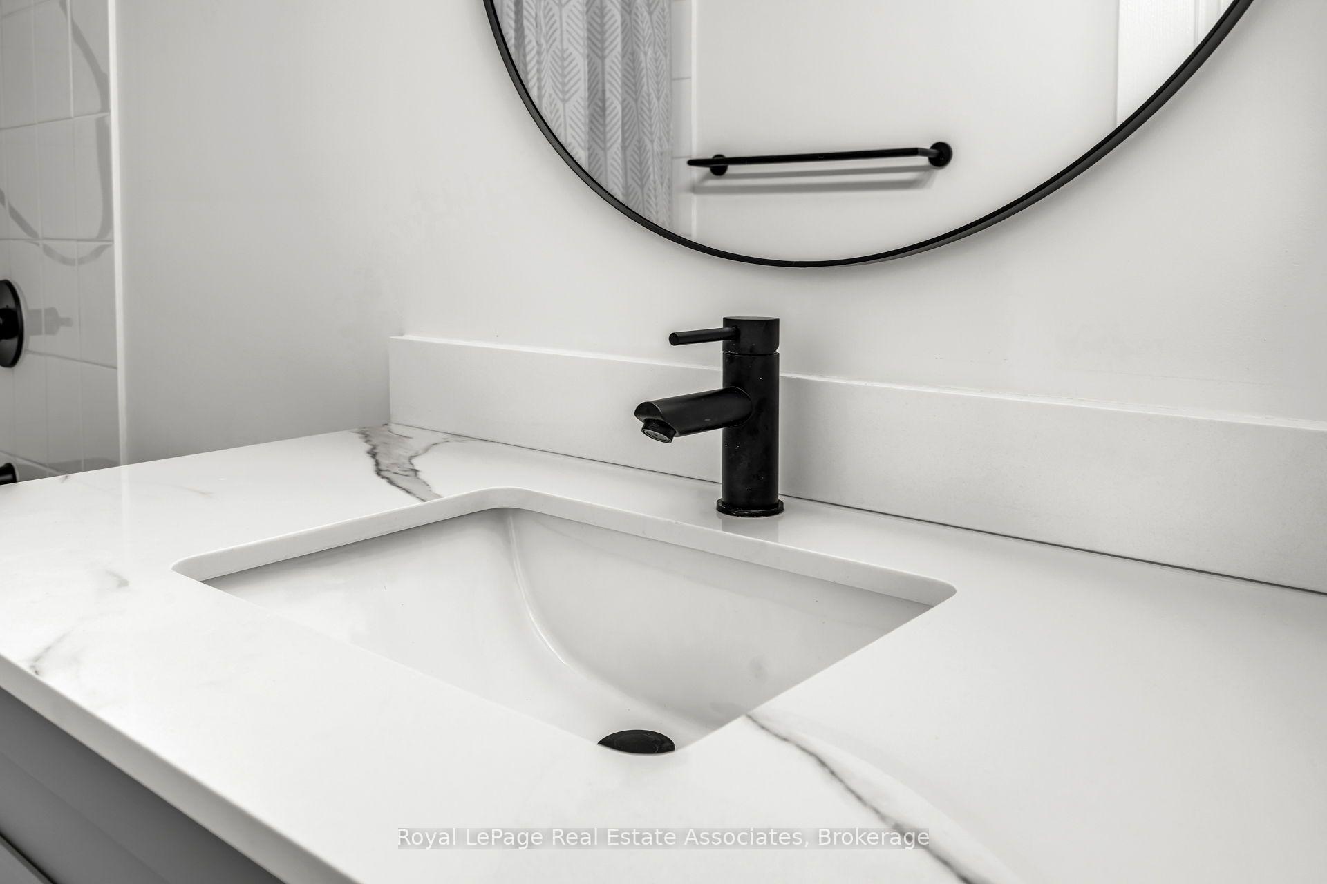 4 Elsinore Path 706, Toronto Unit: 706
