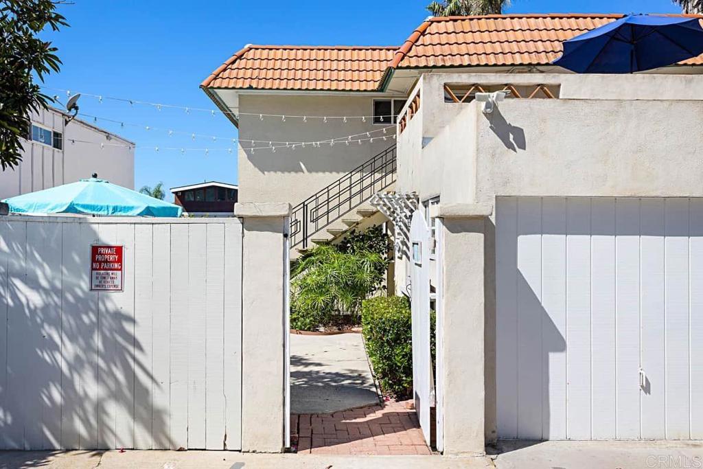 1817 19 Coast Boulevard