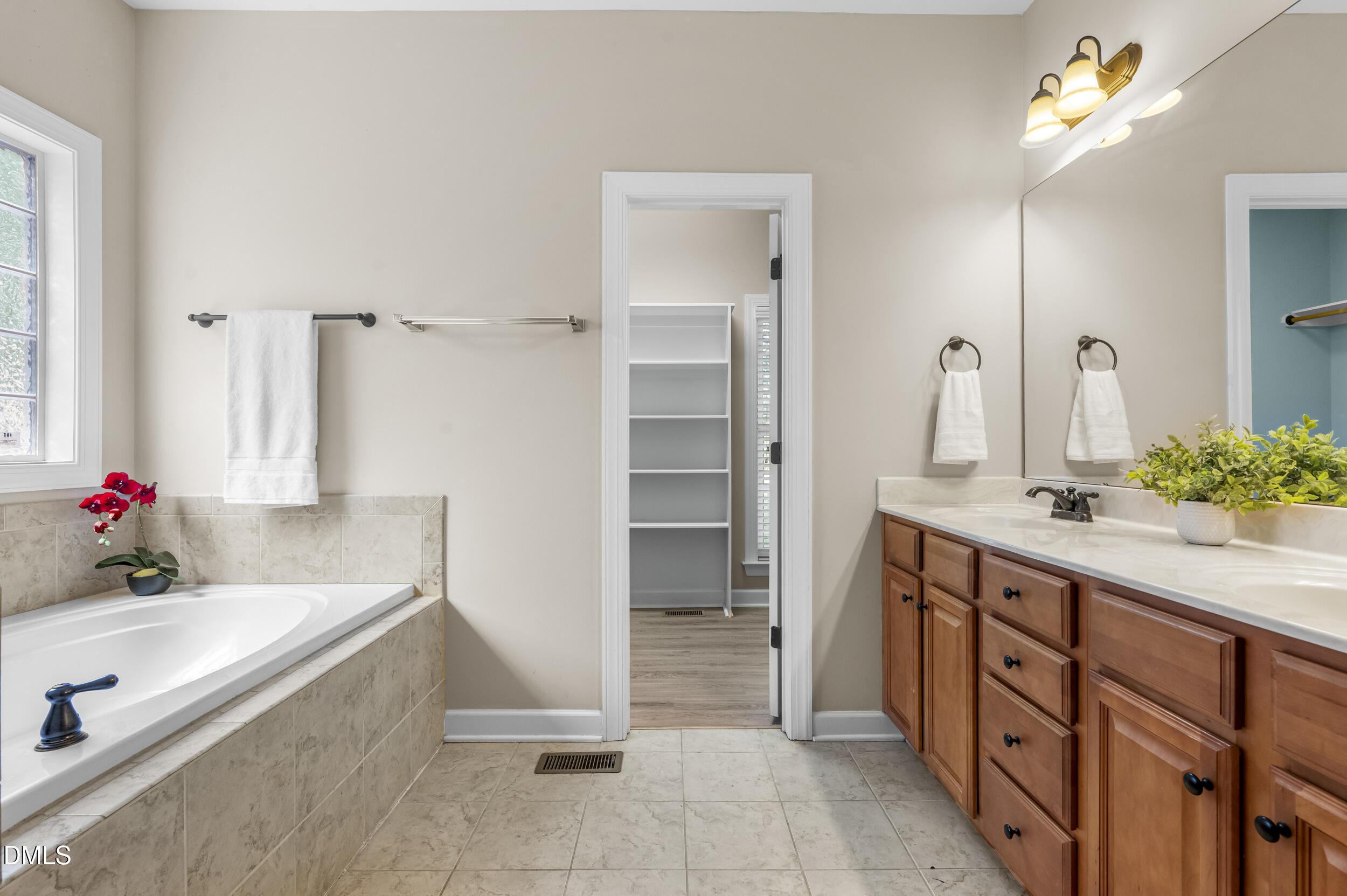 25 Chaucer Court E