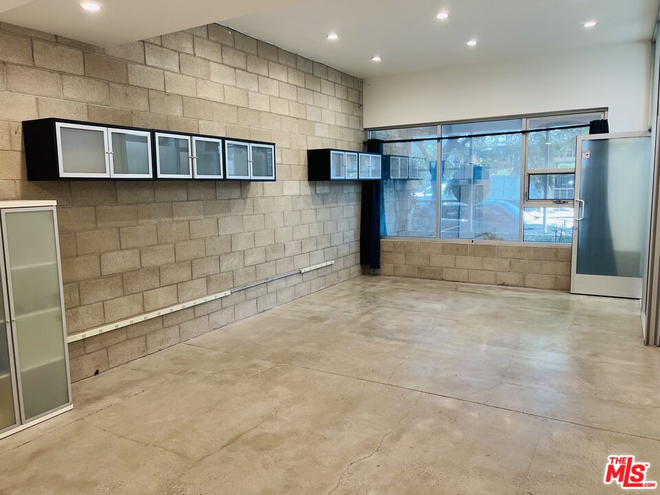 6621 Melrose Ave