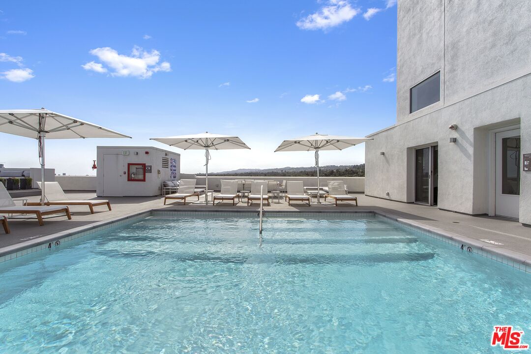 838 N DOHENY DR Unit: 807