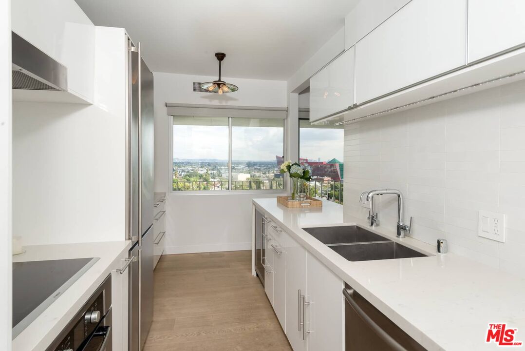 838 N DOHENY DR Unit: 807