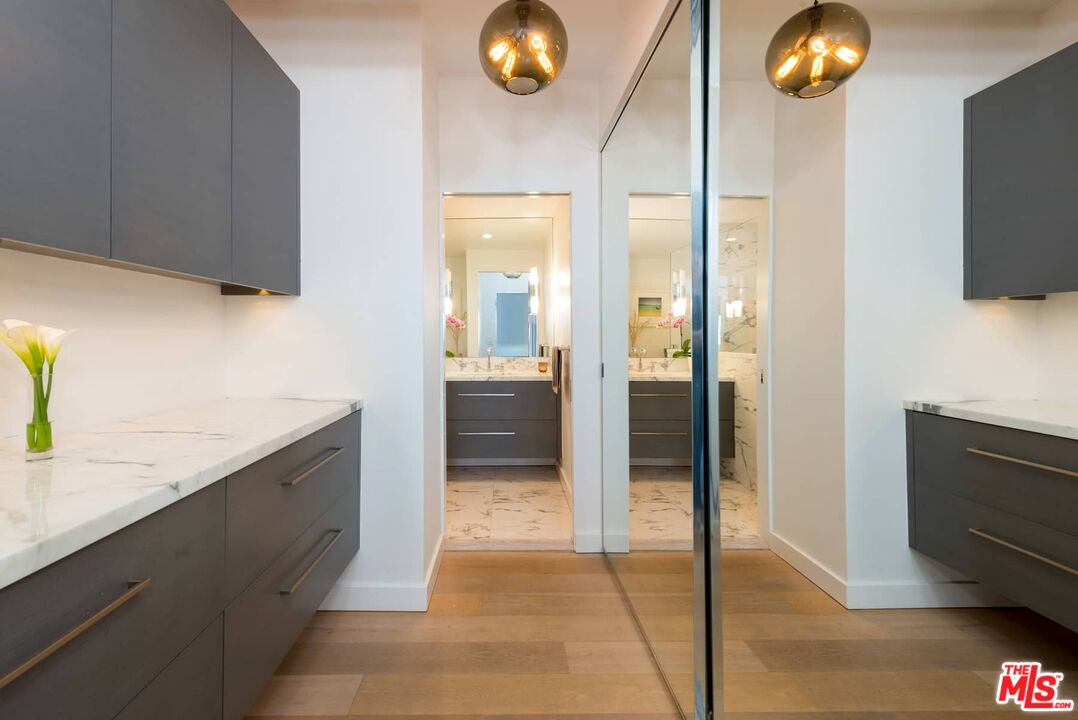 838 N DOHENY DR Unit: 807