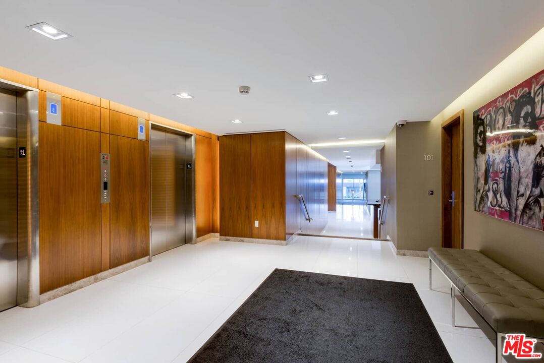 838 N DOHENY DR Unit: 807