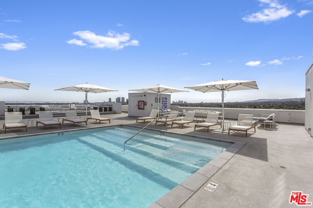 838 N DOHENY DR Unit: 807