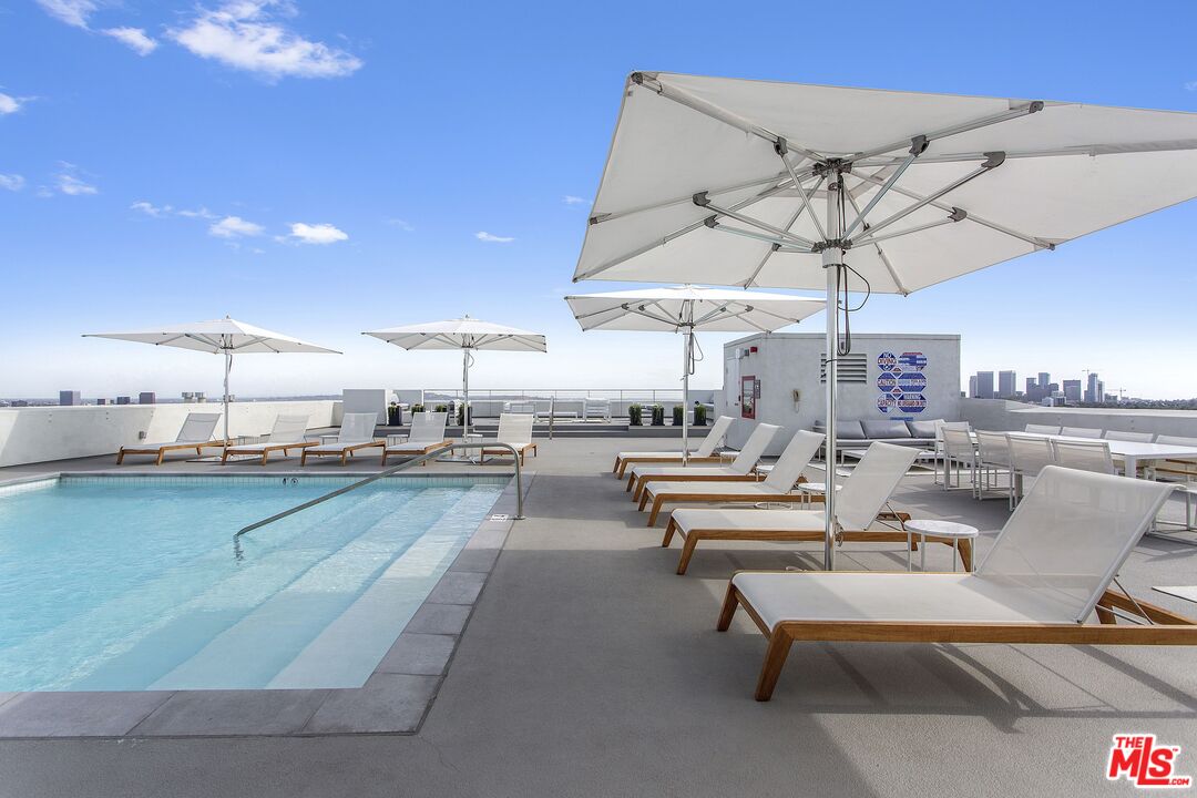 838 N DOHENY DR Unit: 807