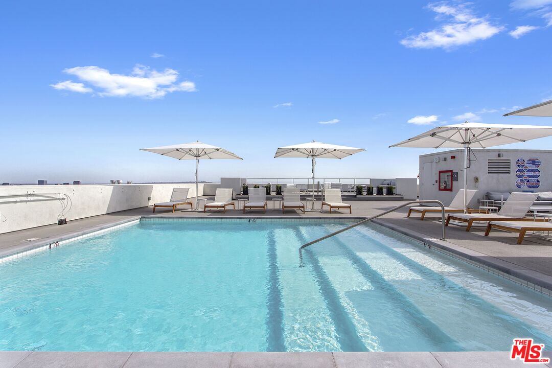 838 N DOHENY DR Unit: 807
