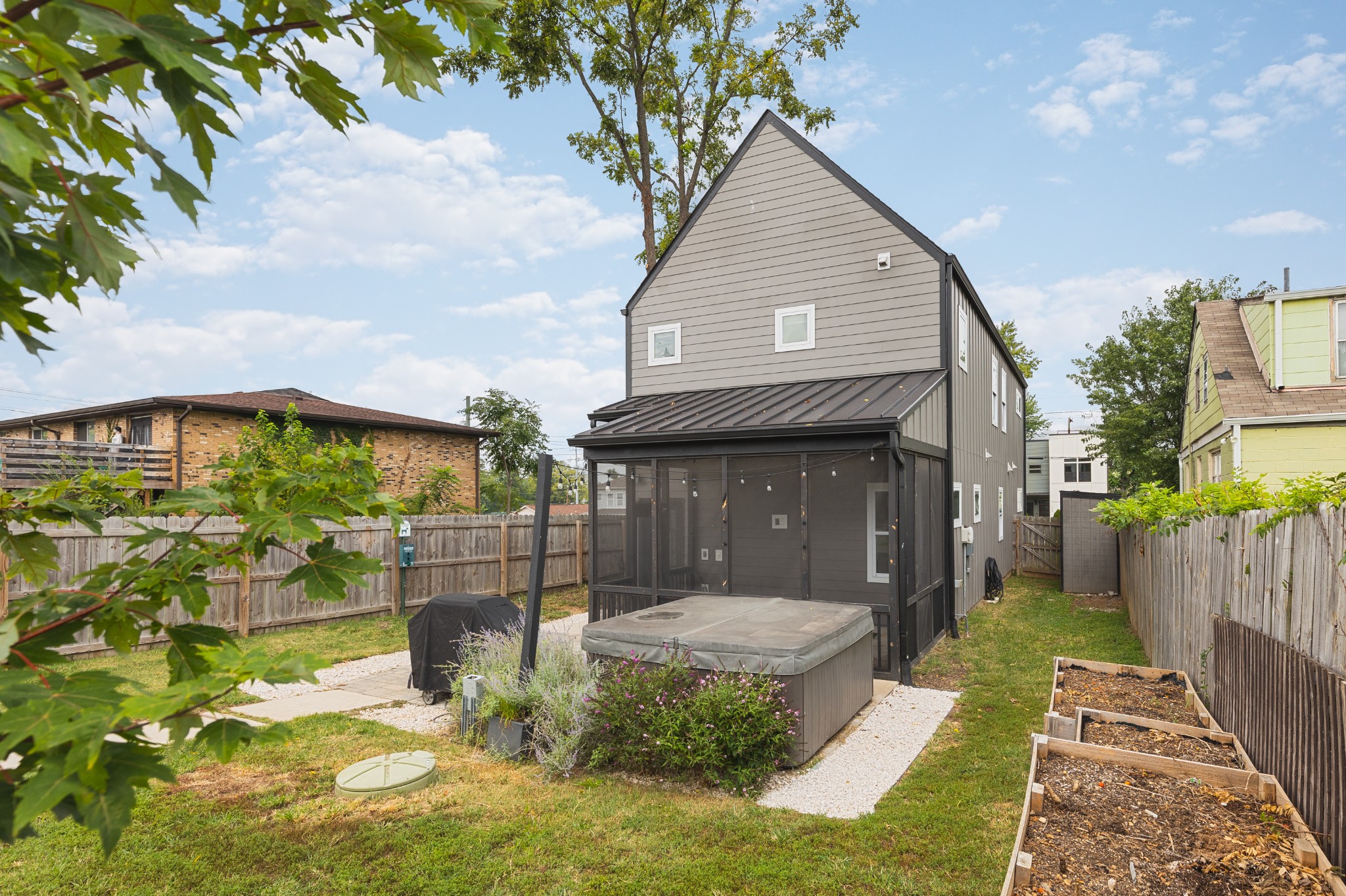 1721B Knowles St Unit: B