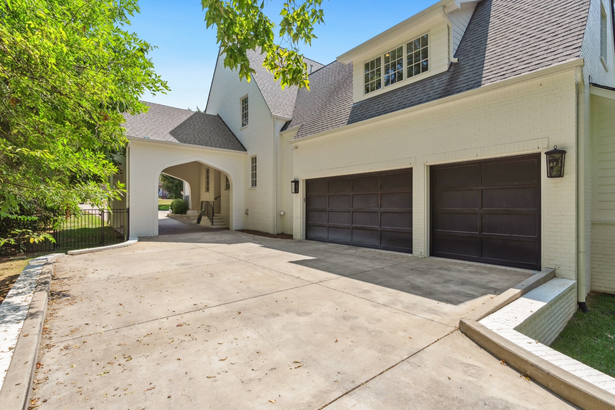 4221 Lindawood Dr
