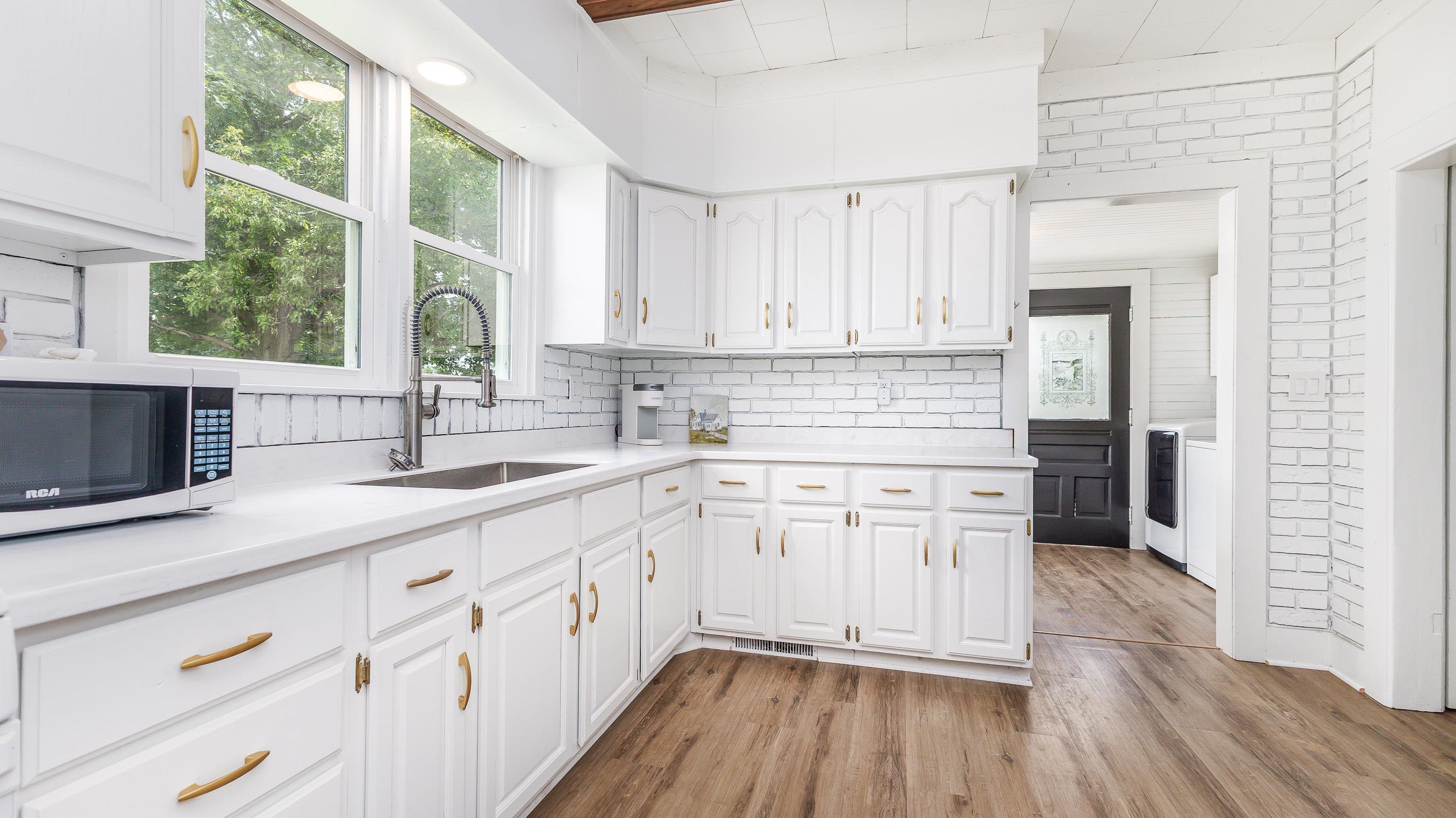 105 W Benton Street