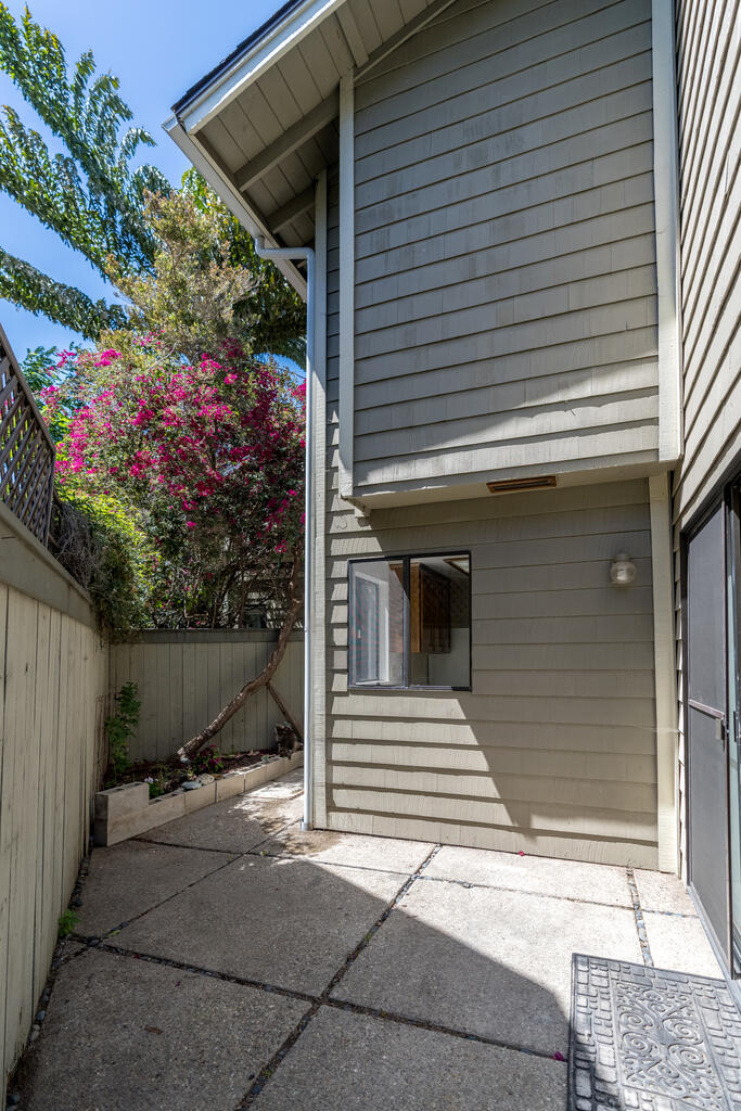 522 W Victoria Street, C