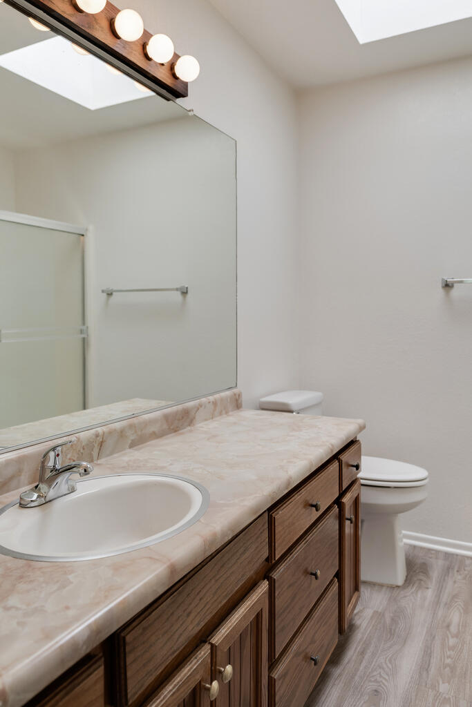 522 W Victoria Street, C