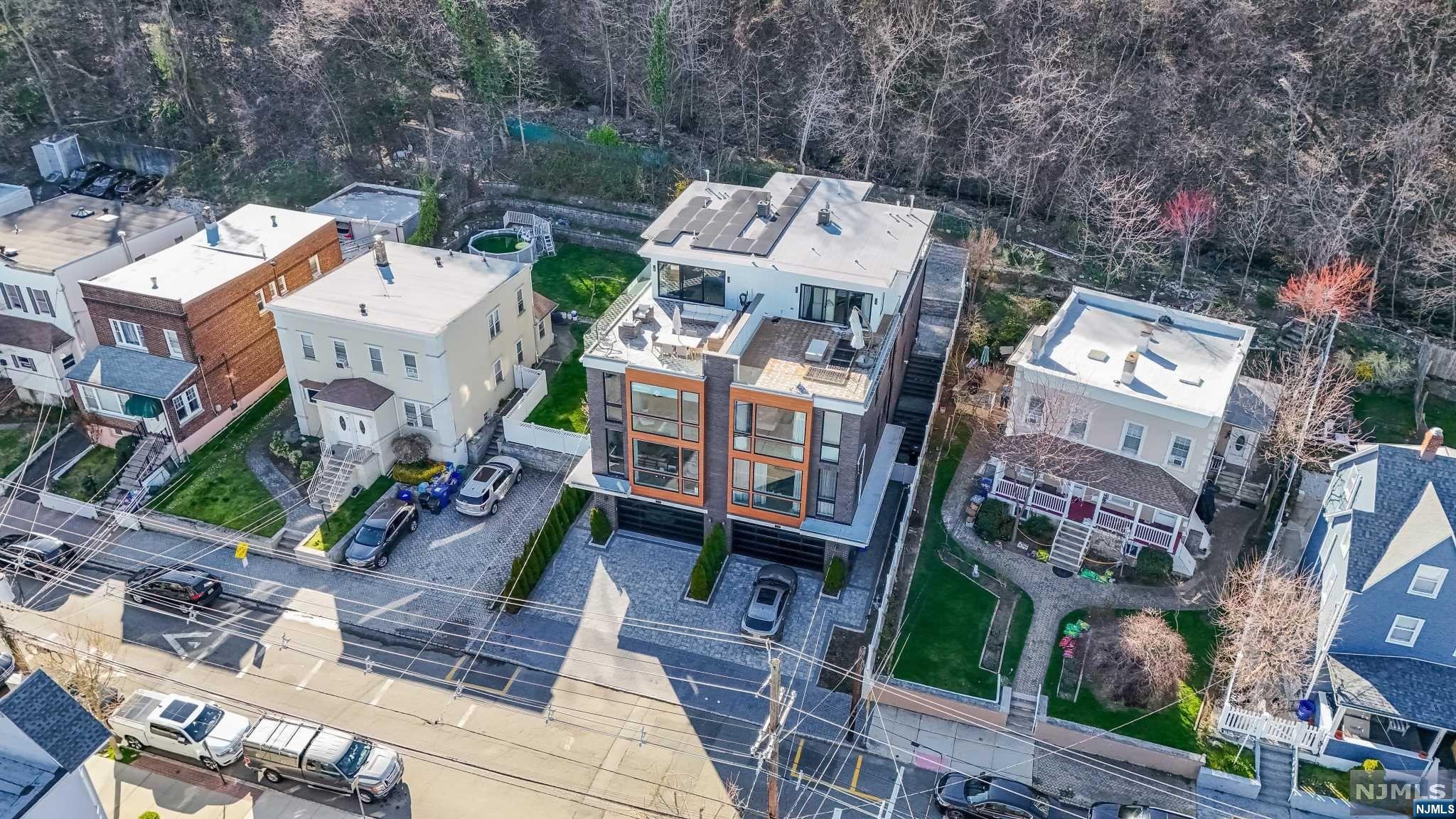 448 Undercliff Avenue