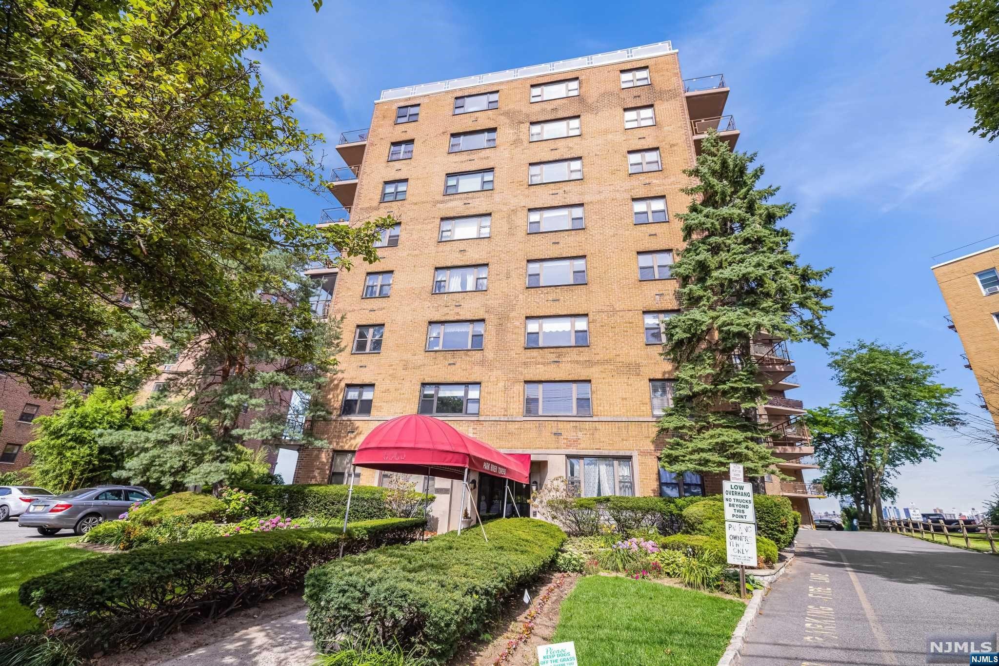 8800 Boulevard East 7J