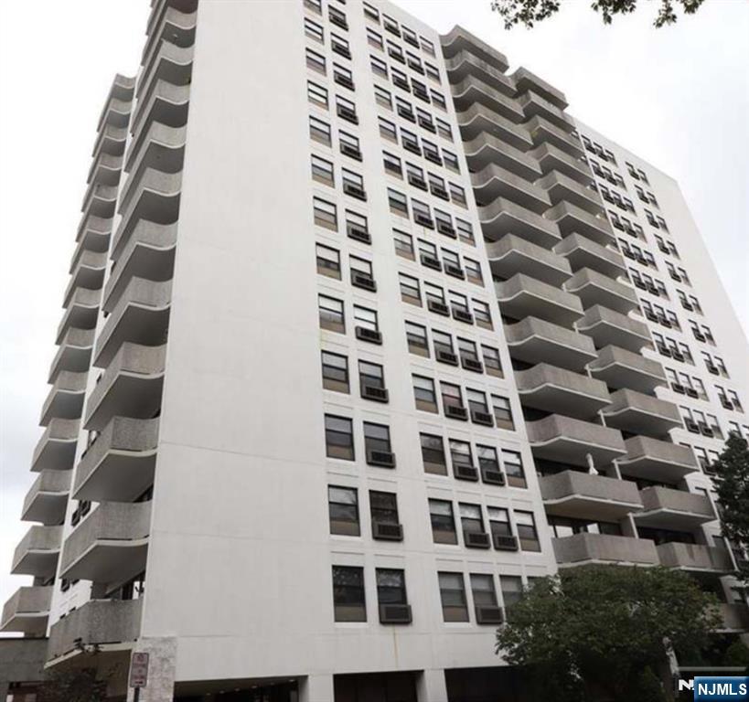 1600 Center Avenue 10i