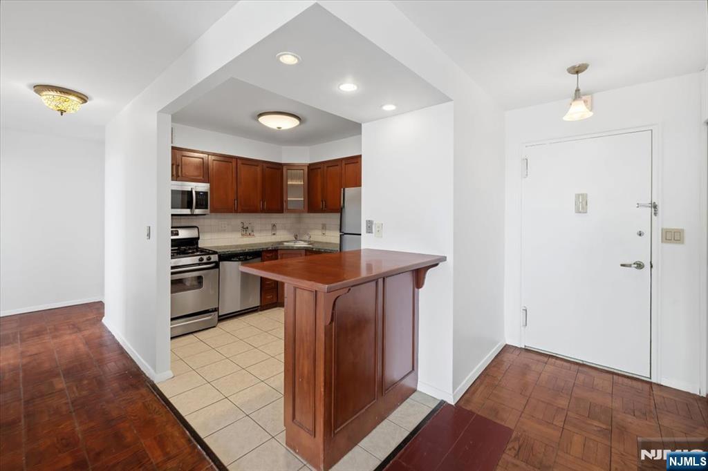 2000 Linwood Avenue 14Y