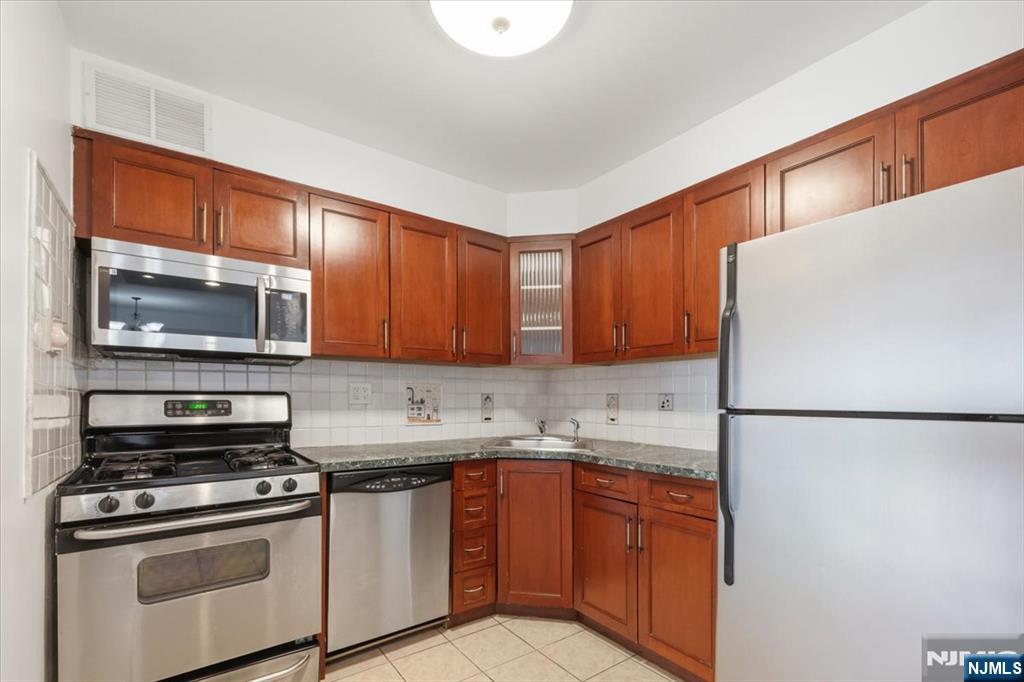 2000 Linwood Avenue 14Y