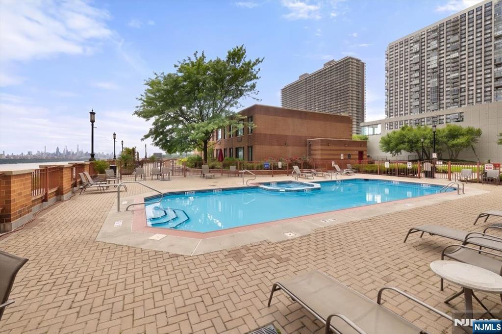 100 palisade Road 3408