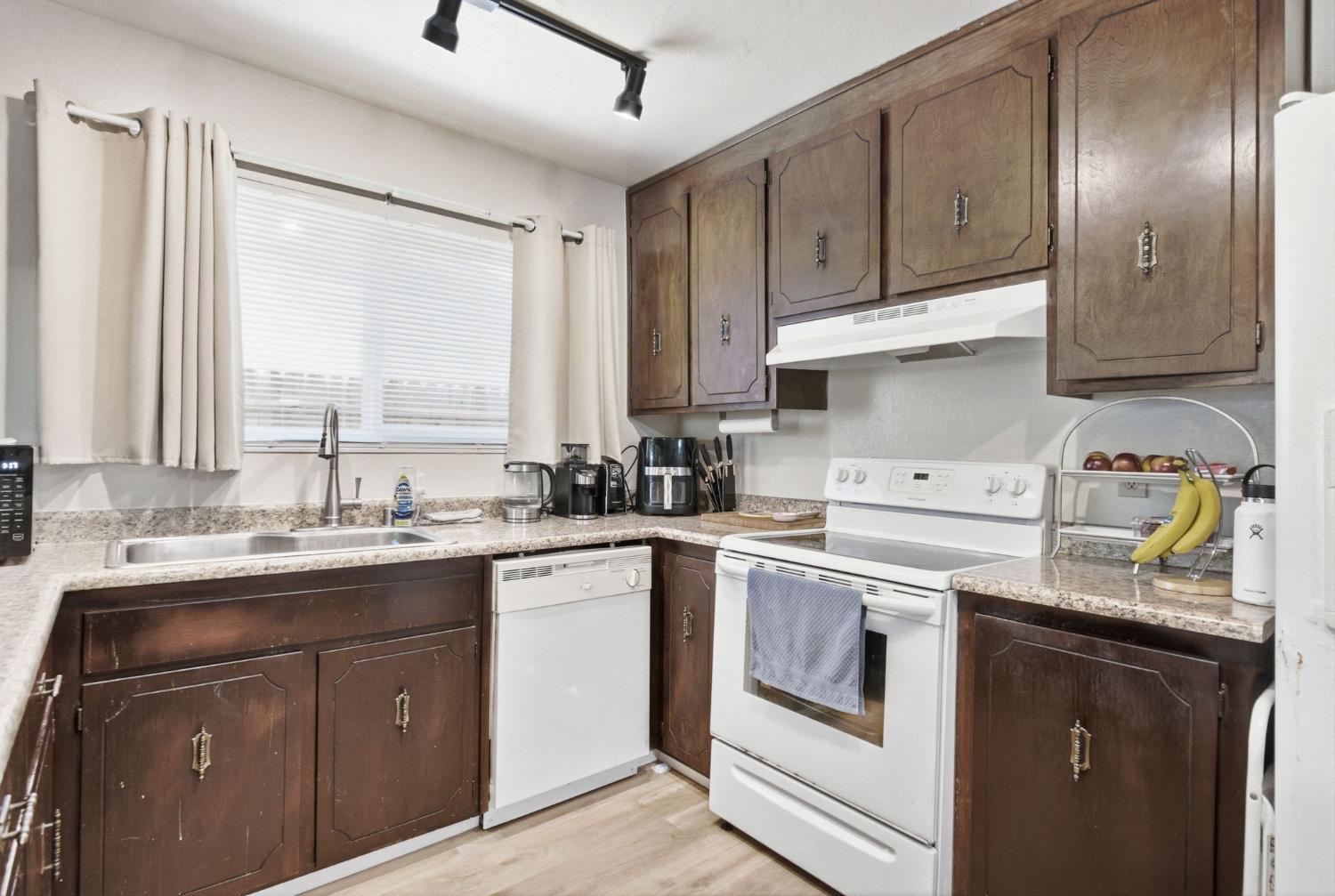 2736 Eel Place