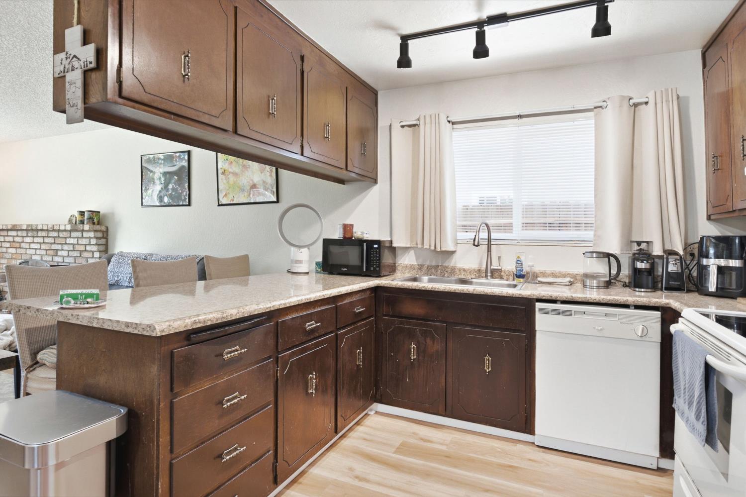 2736 Eel Place