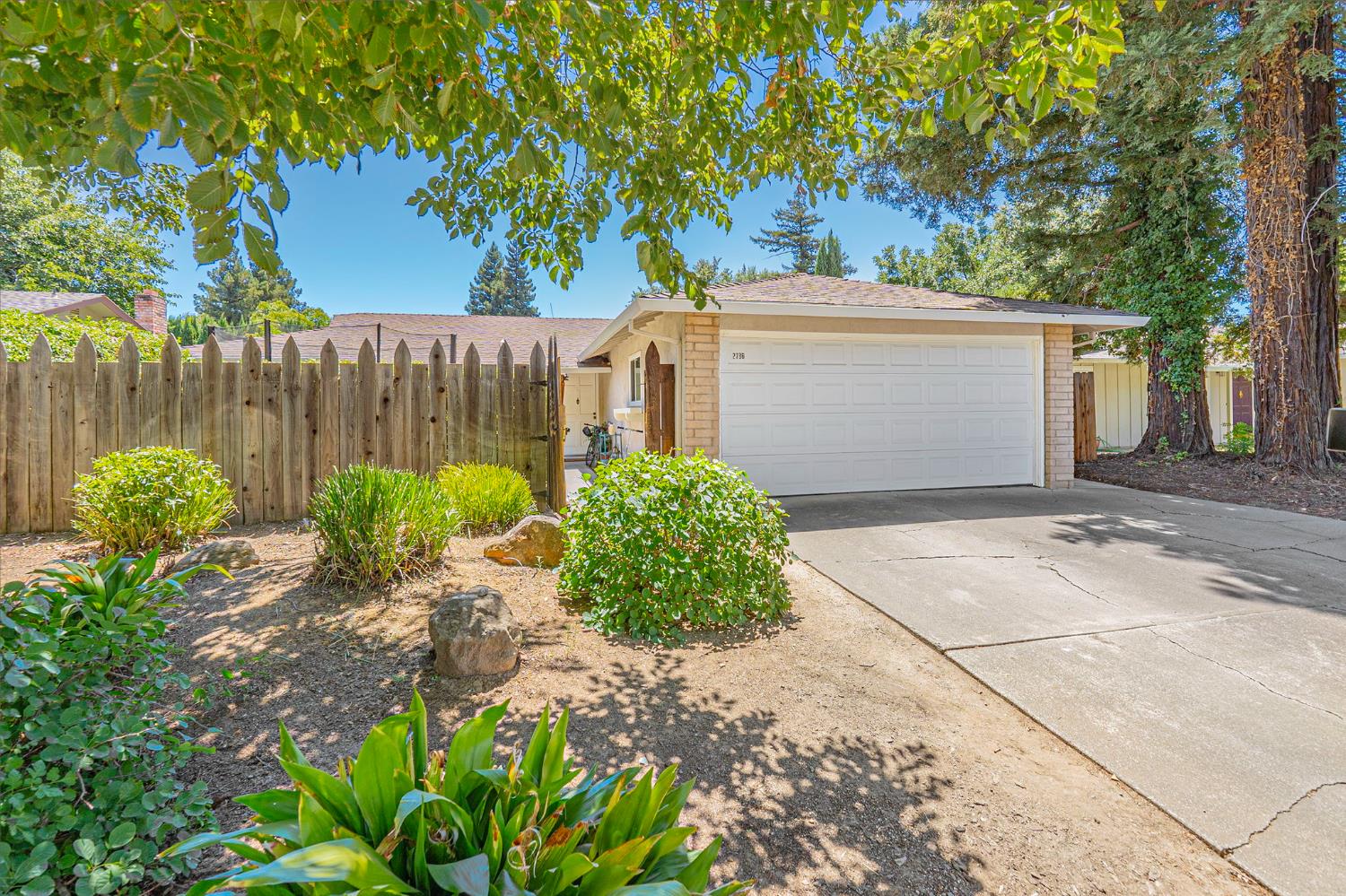 2736 Eel Place